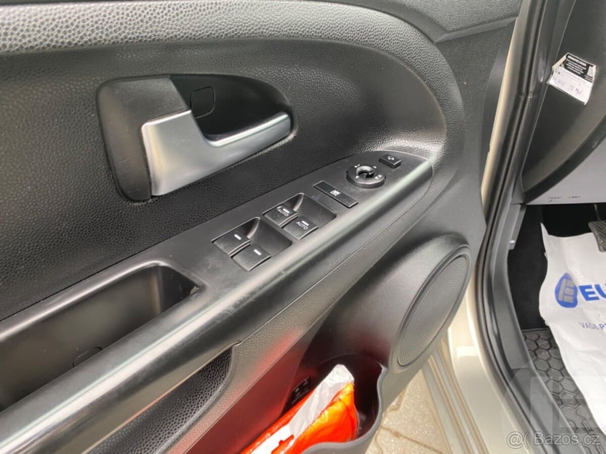 2017 Kia VENGA - 9