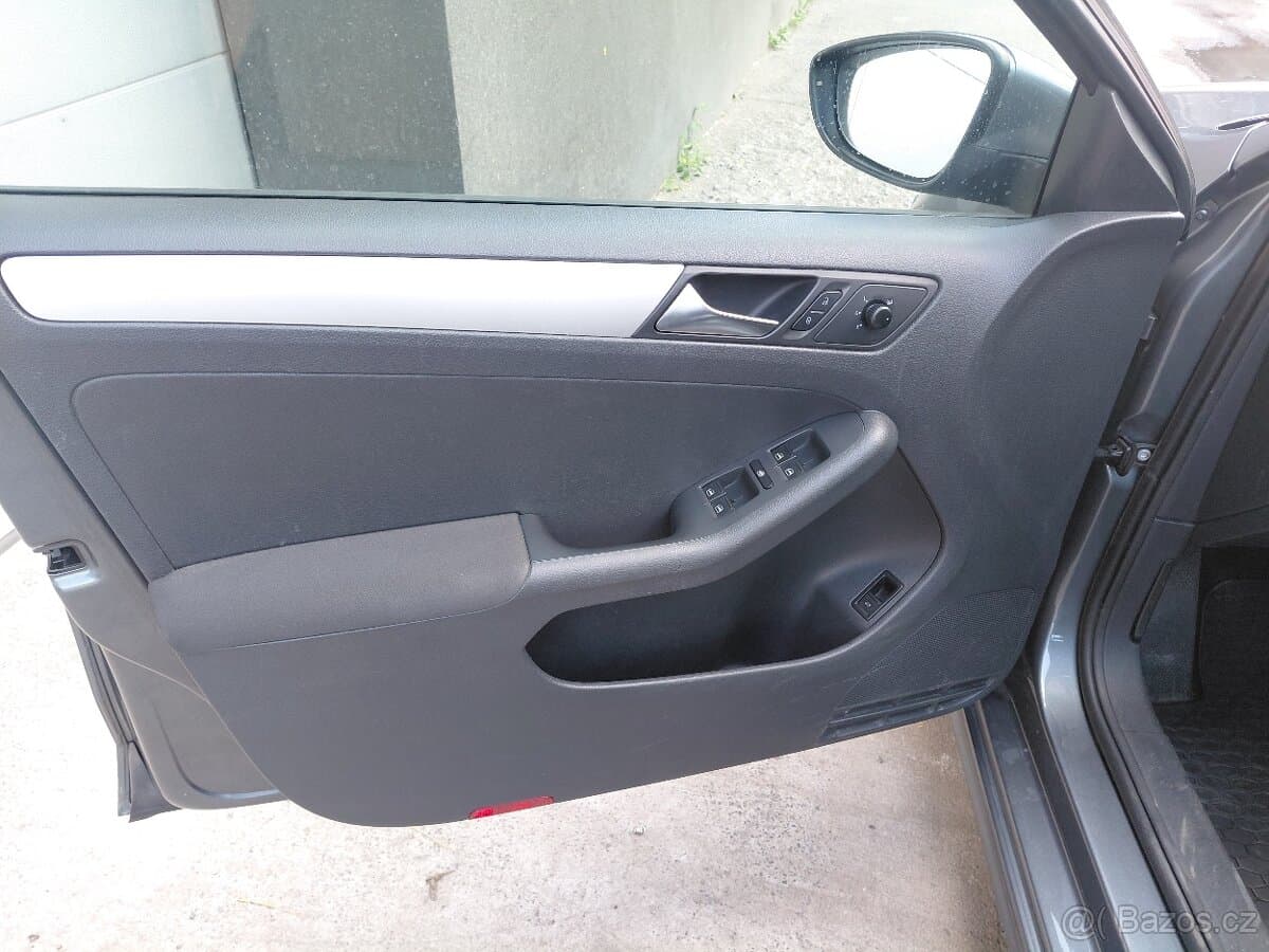 2012 Volkswagen JETTA - 9