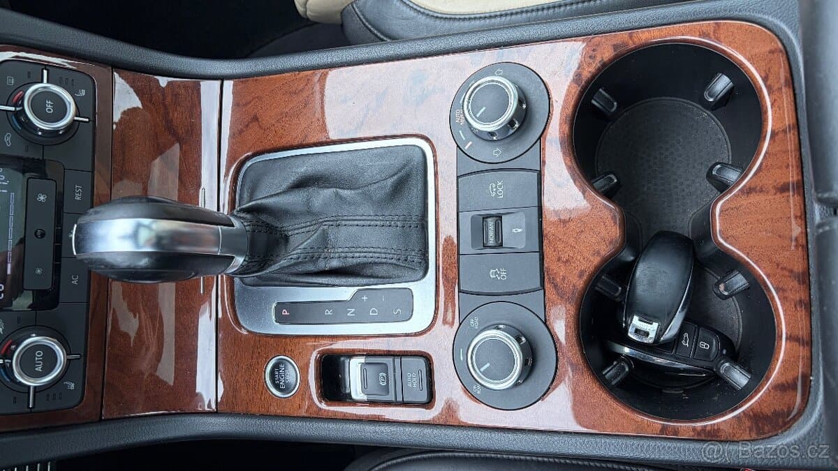 2010 Volkswagen TOUAREG - 9