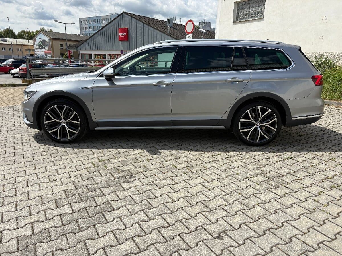 2018 Volkswagen PASSAT - 9