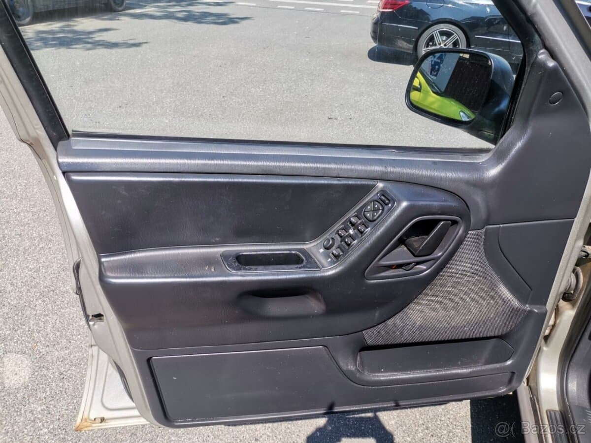2004 Jeep CHEROKEE - 9