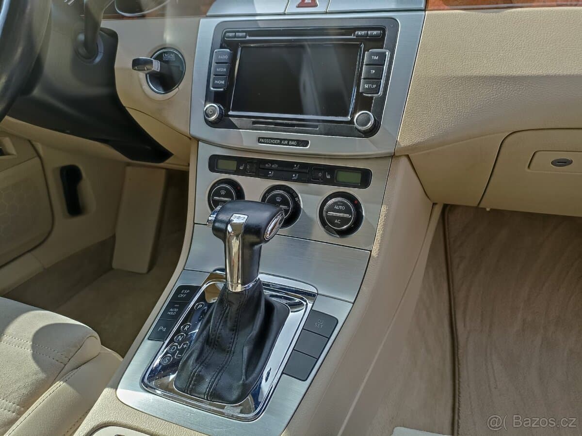 2010 Volkswagen PASSAT - 9