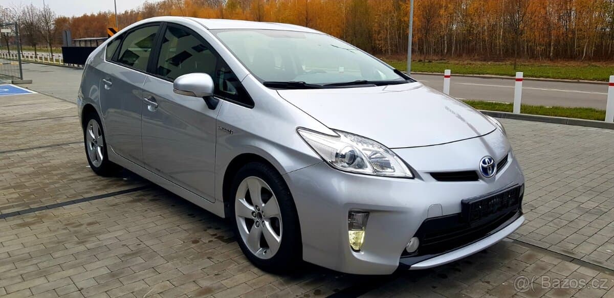 2015 Toyota PRIUS - 9
