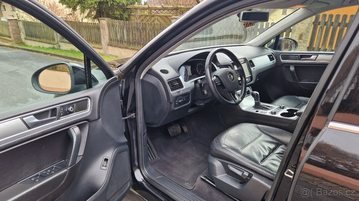 2010 Volkswagen TOUAREG - 9