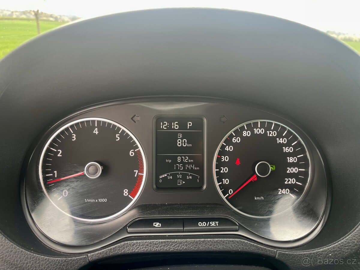 2011 Volkswagen POLO - 9