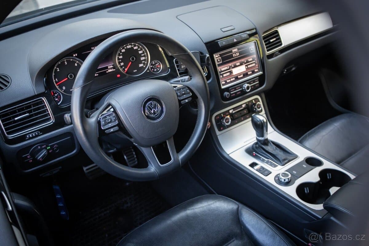 2011 Volkswagen TOUAREG - 9