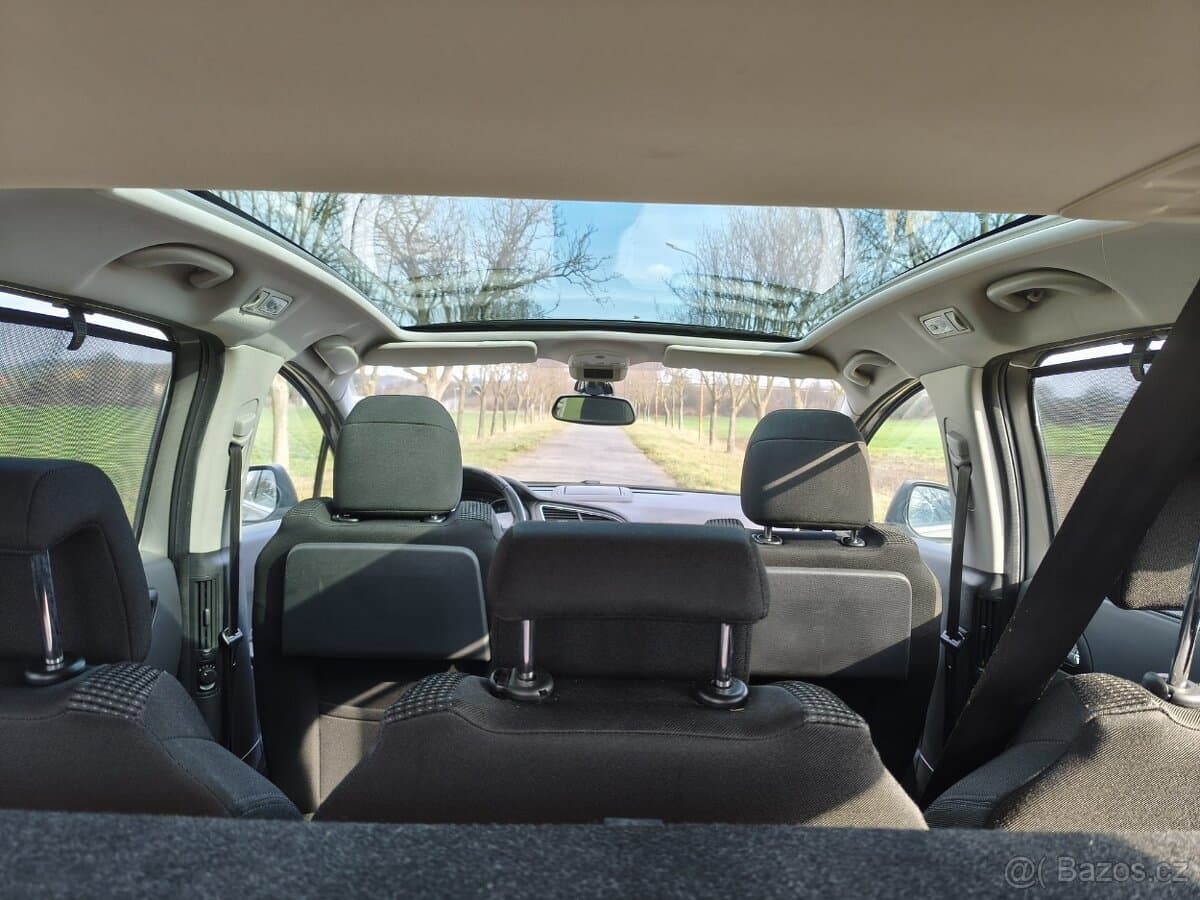 2010 Peugeot 5008 - 9
