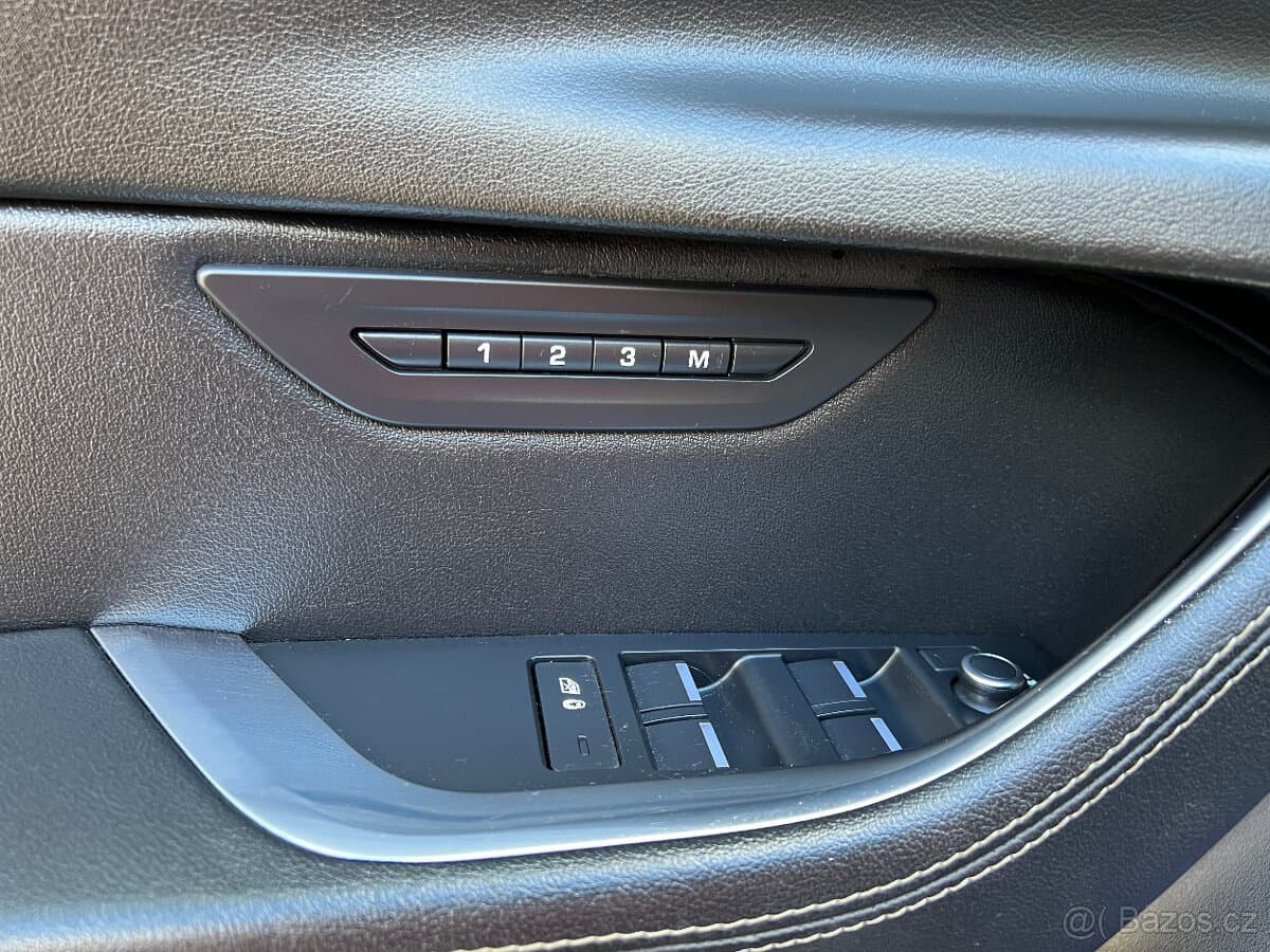 2019 Jaguar XE - 9