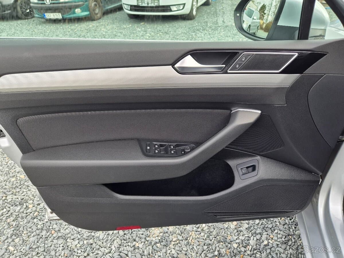 2015 Volkswagen PASSAT - 9