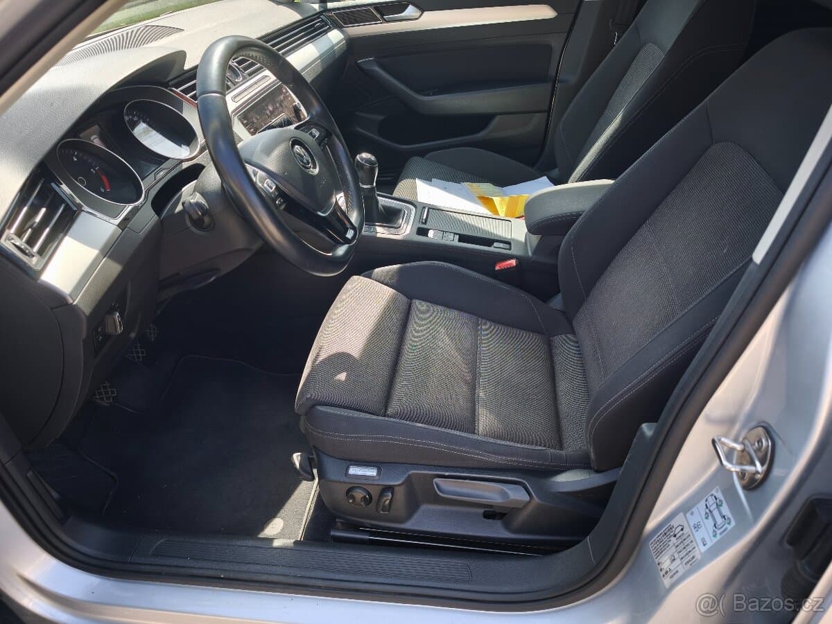 2018 Volkswagen PASSAT - 9