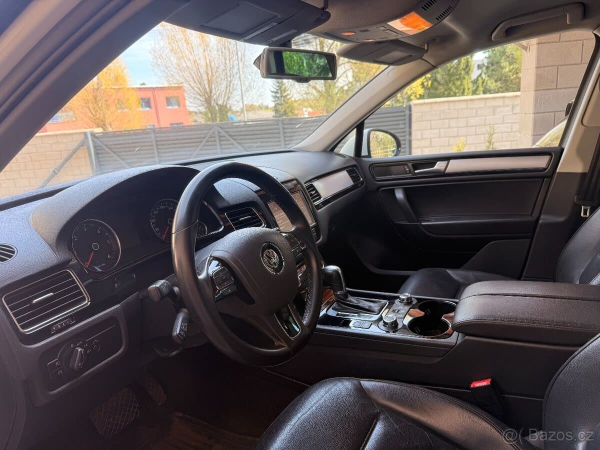 2010 Volkswagen TOUAREG - 9