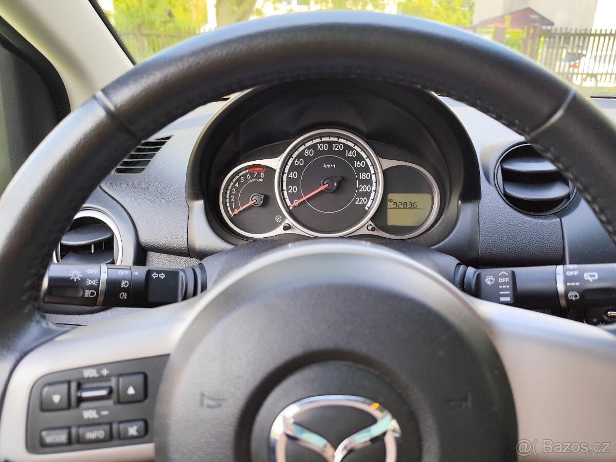 2011 Mazda 2 - 9