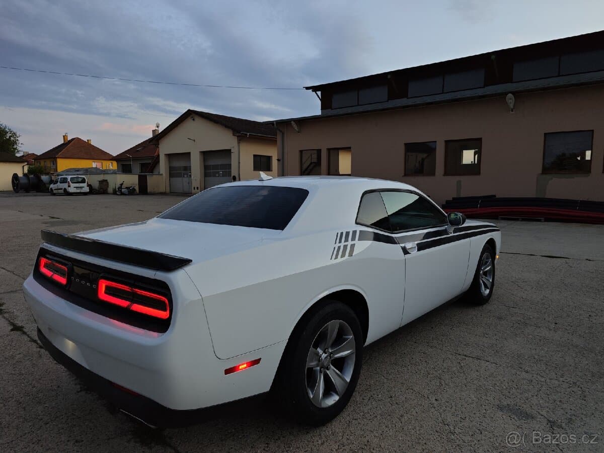 2016 Dodge CHALLENGER - 9