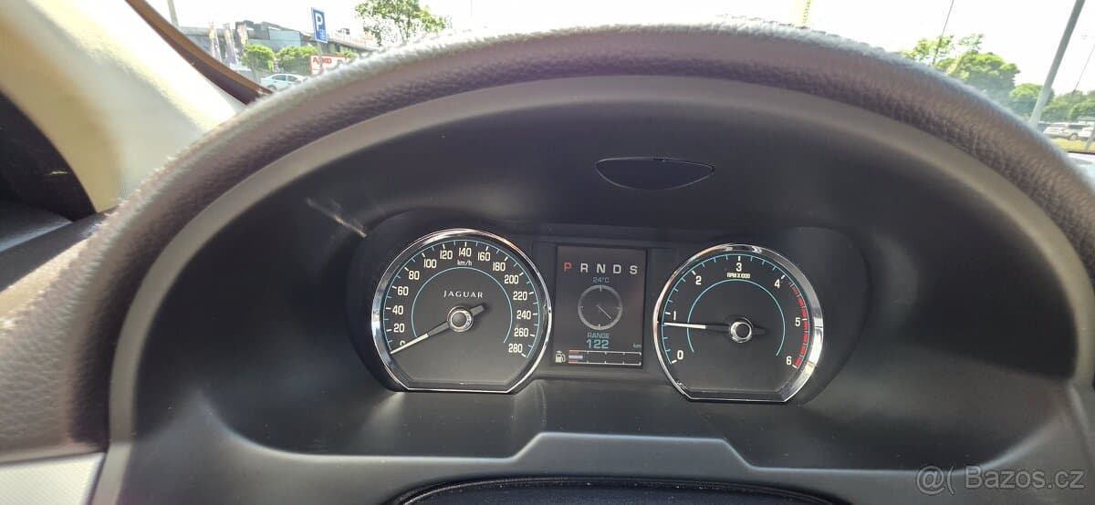 2012 Jaguar XF - 9