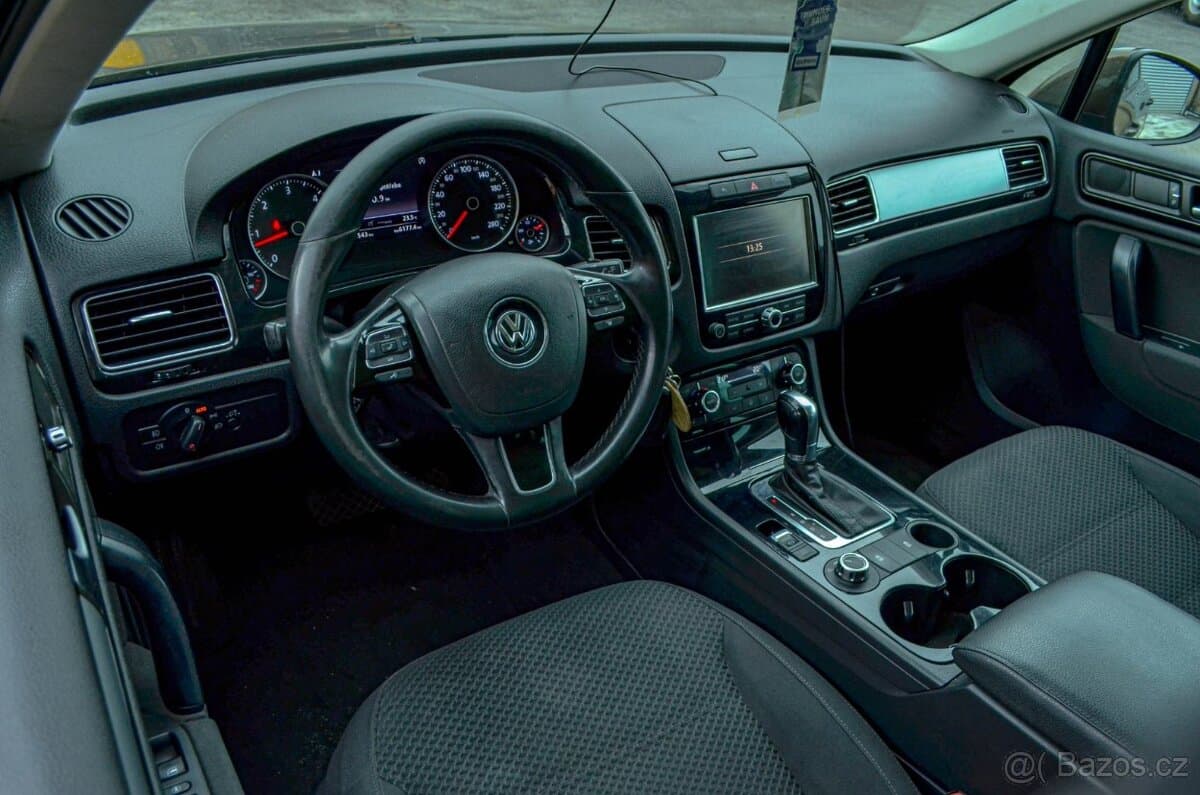 2011 Volkswagen TOUAREG - 9