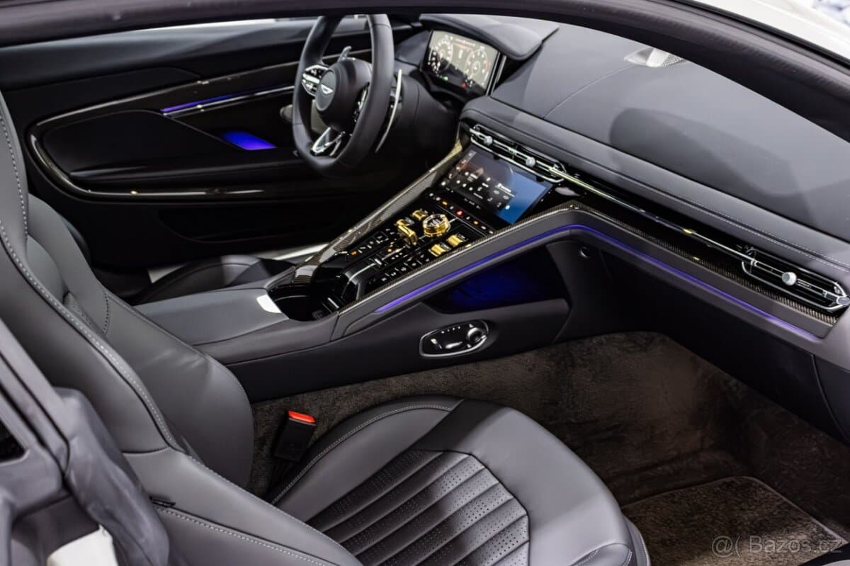 2025 Aston Martin DB12 - 9