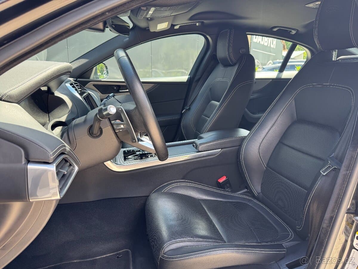 2020 Jaguar XE - 9