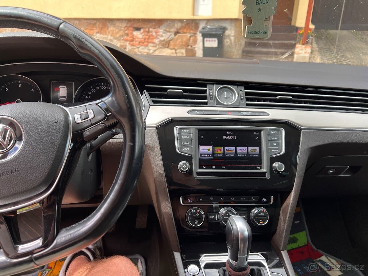 2015 Volkswagen PASSAT - 9