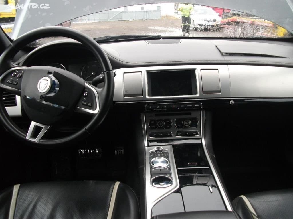 2013 Jaguar XF - 9