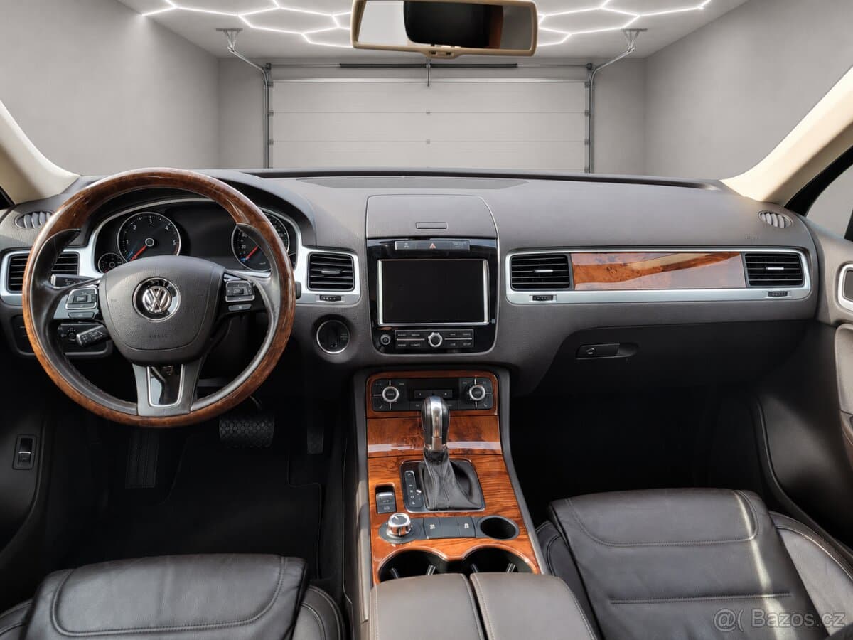 2011 Volkswagen TOUAREG - 9
