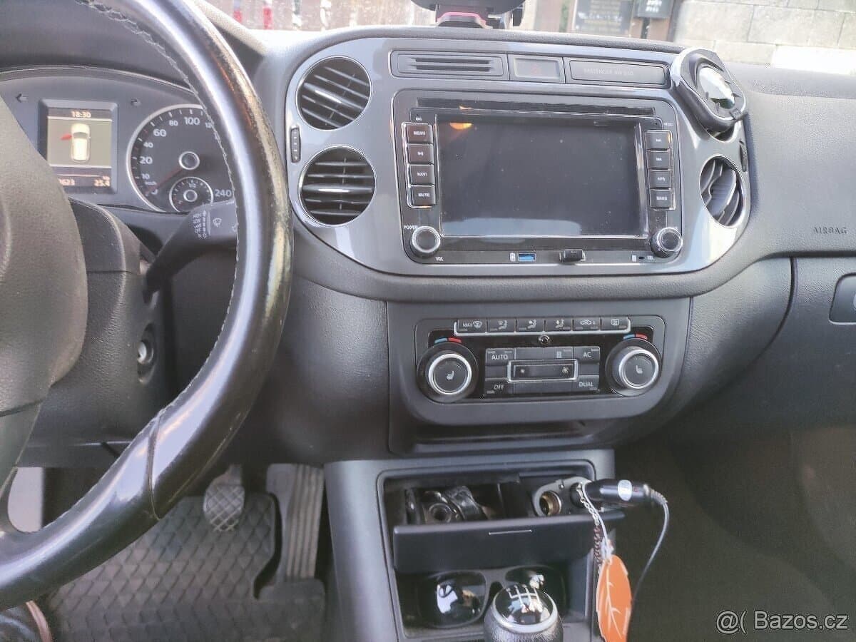 2011 Volkswagen TIGUAN - 9