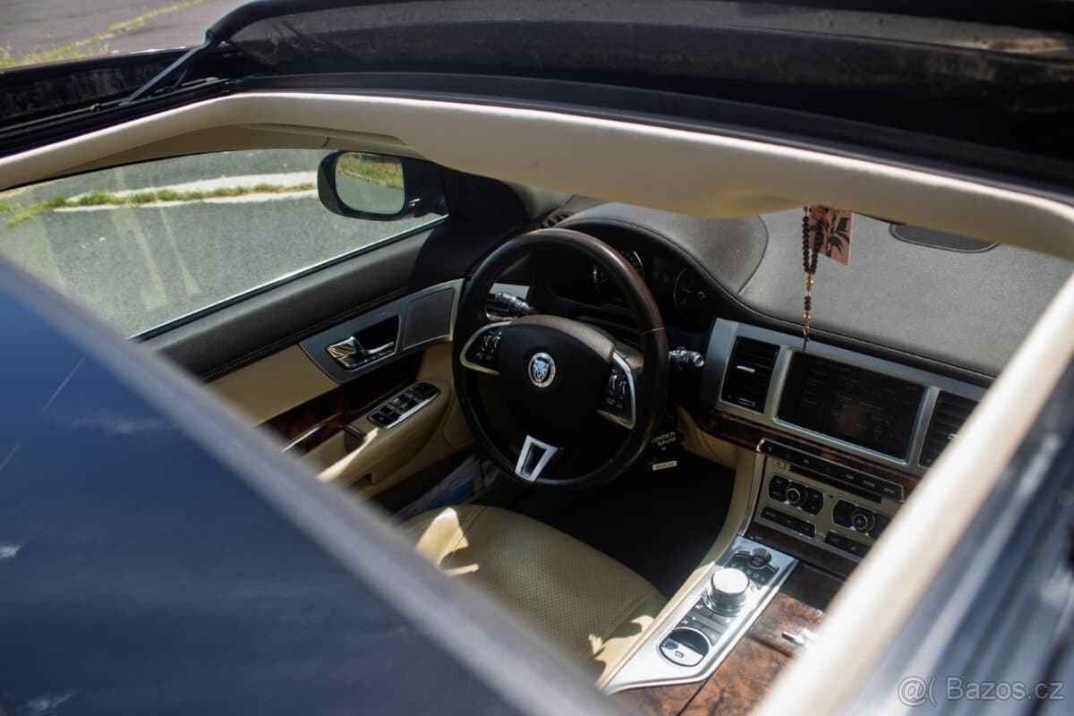 2012 Jaguar XF - 9