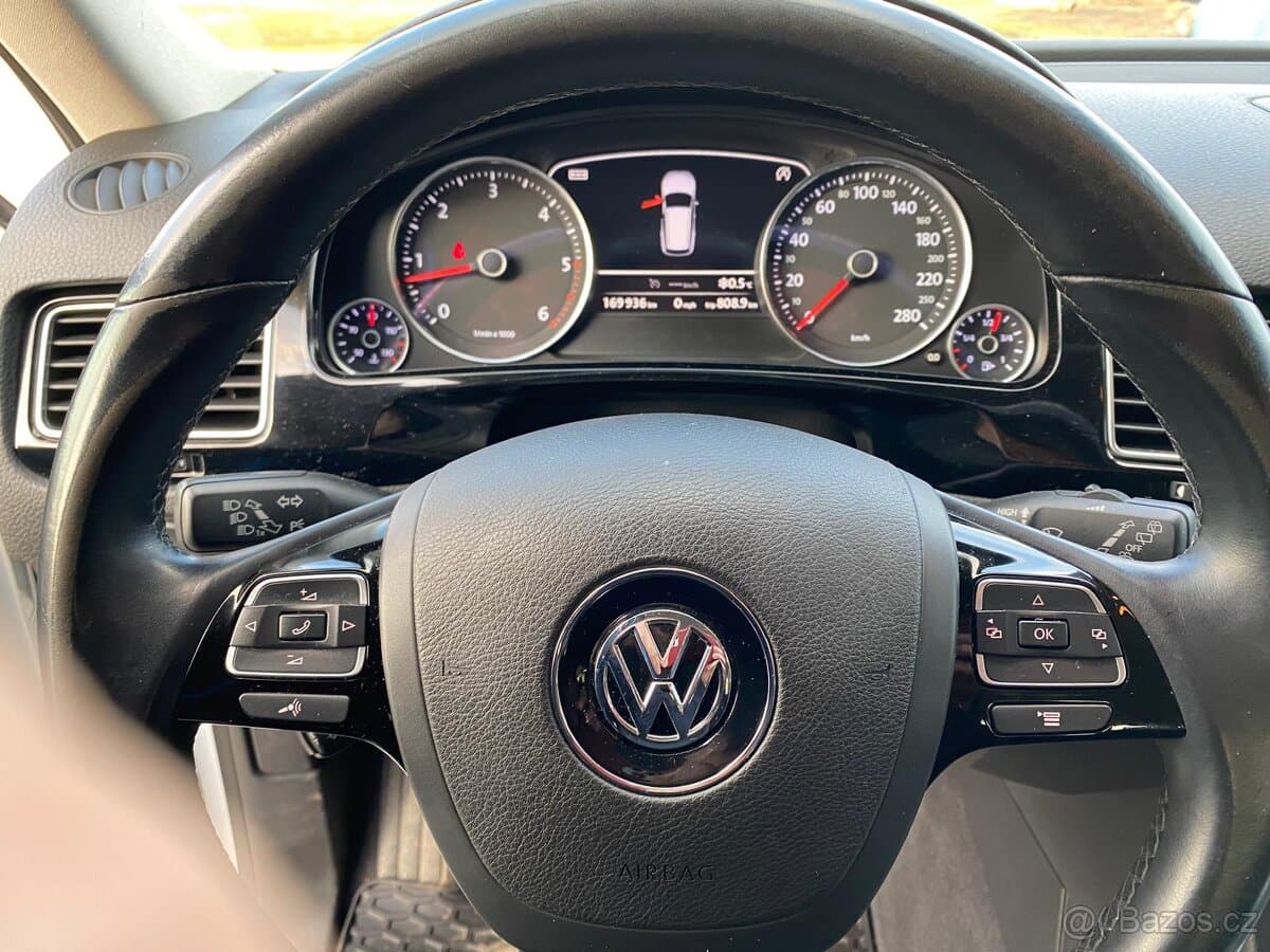 2013 Volkswagen TOUAREG - 9