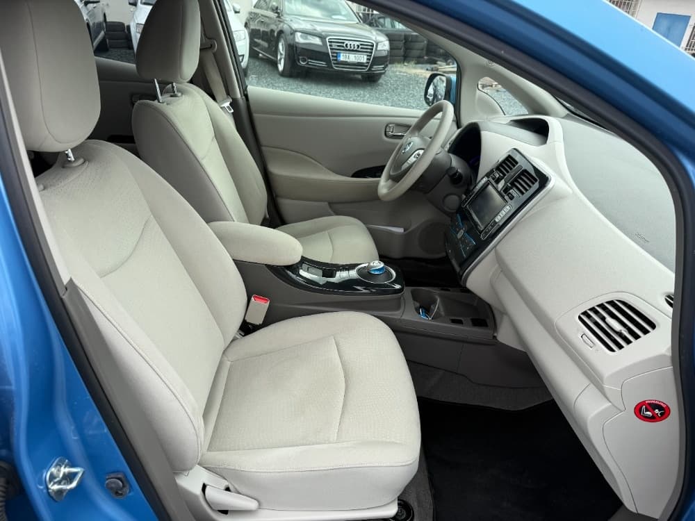 2011 Nissan LEAF - 9