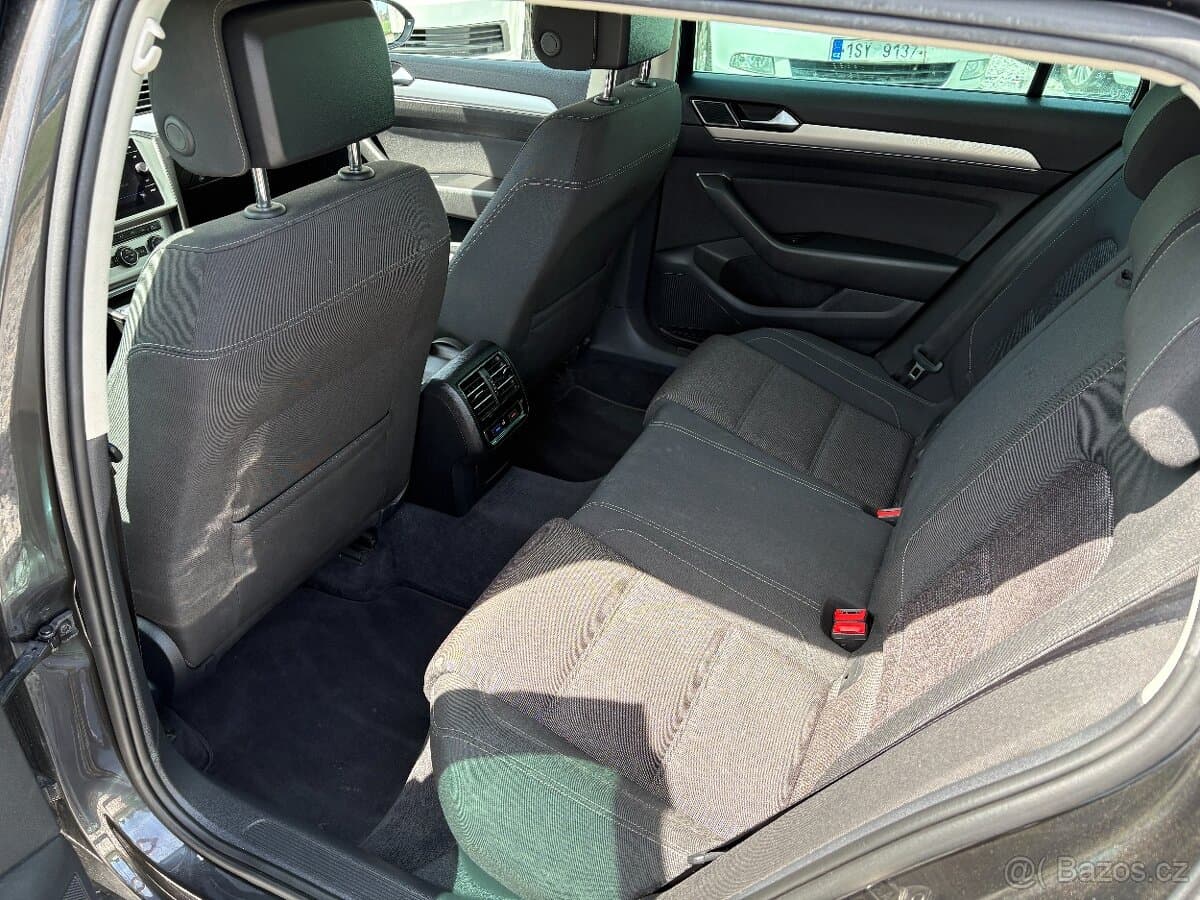 2018 Volkswagen PASSAT - 9