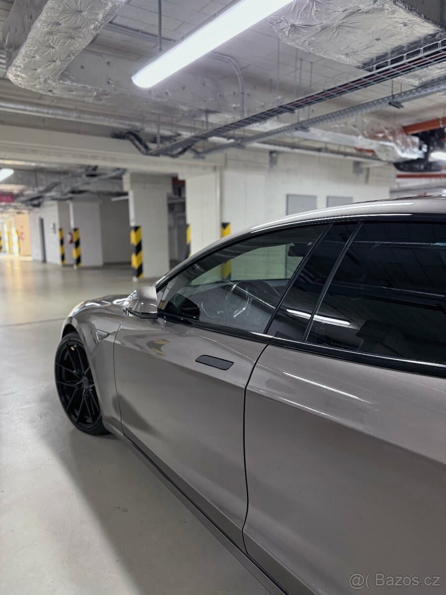 Tesla MODEL S - 9