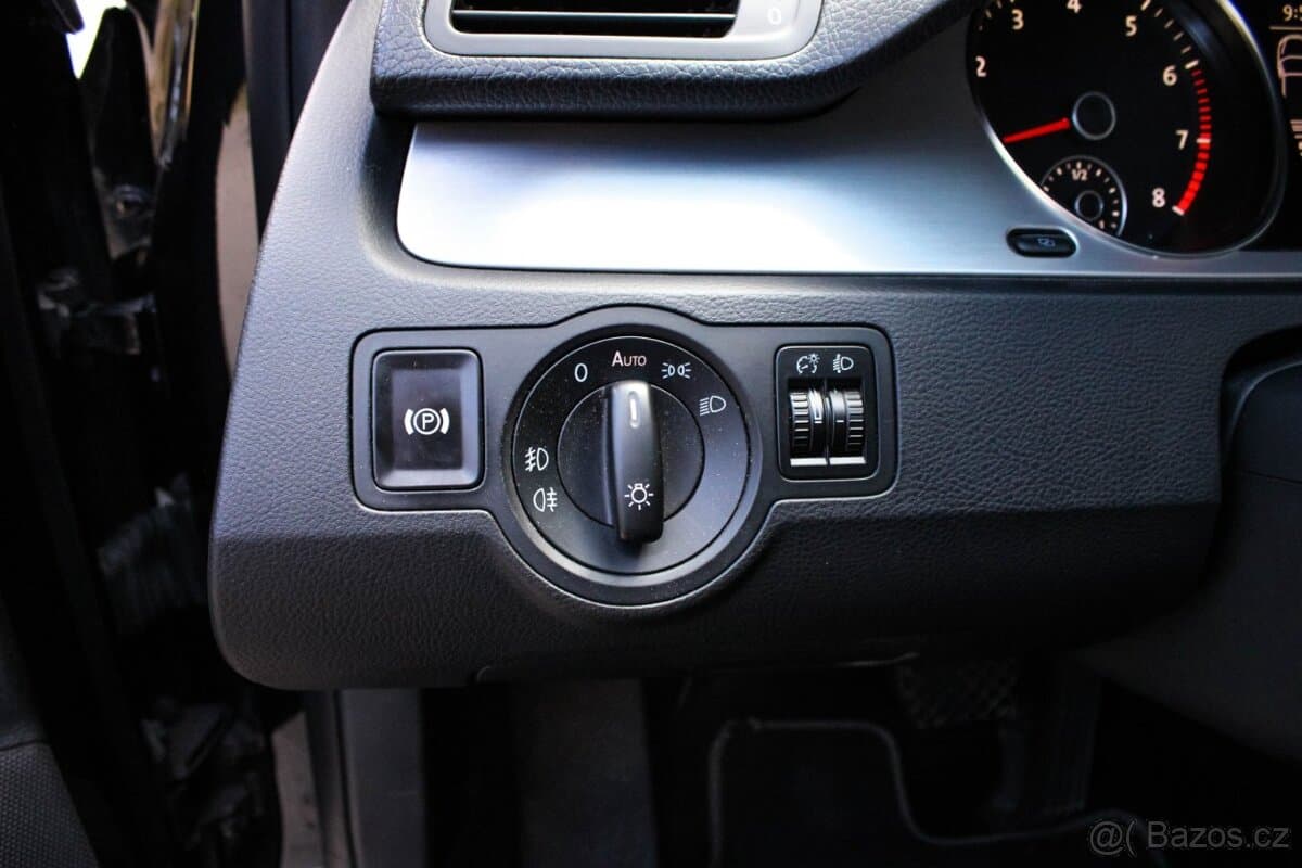2010 Volkswagen PASSAT - 9