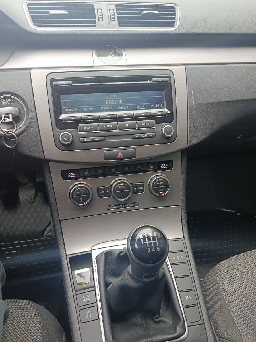 2015 Volkswagen PASSAT - 9