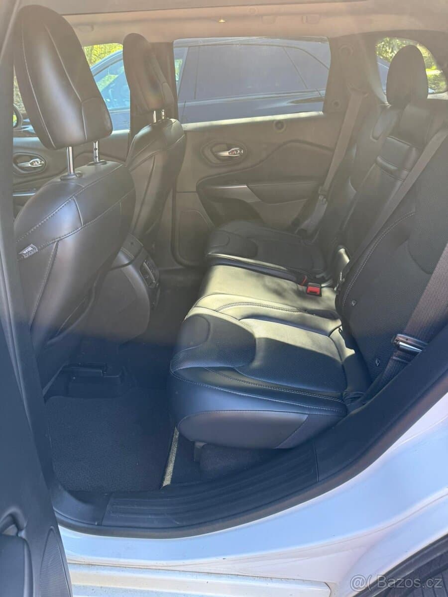 2020 Jeep CHEROKEE - 9