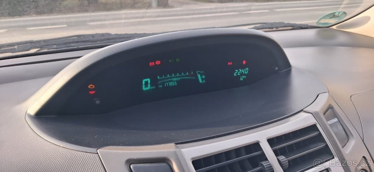 2010 Toyota YARIS - 9