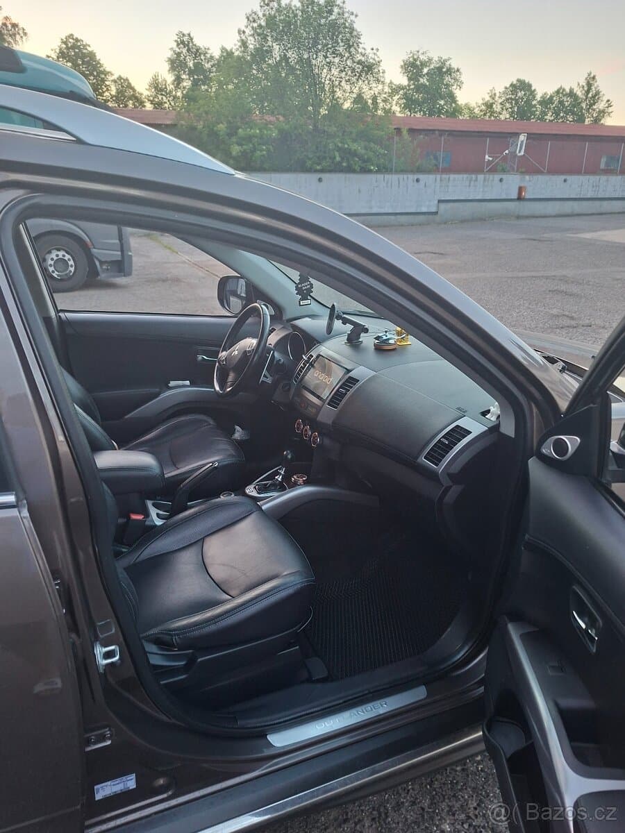 2010 Mitsubishi OUTLANDER - 9