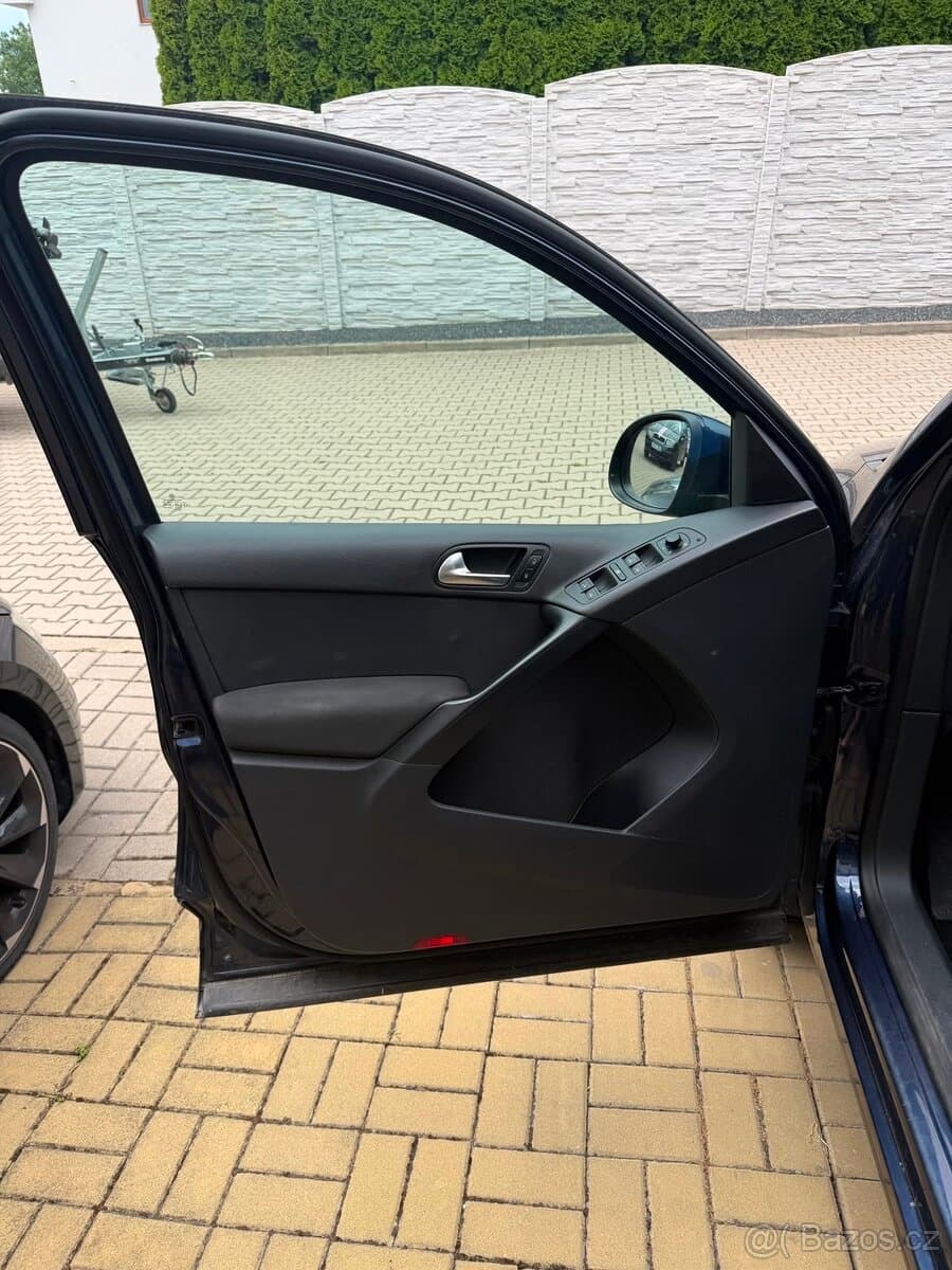2012 Volkswagen TIGUAN - 9