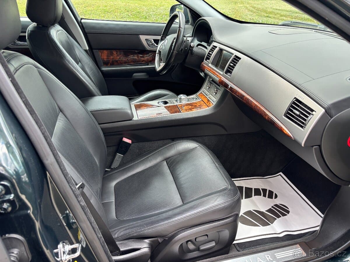 2010 Jaguar XF - 9