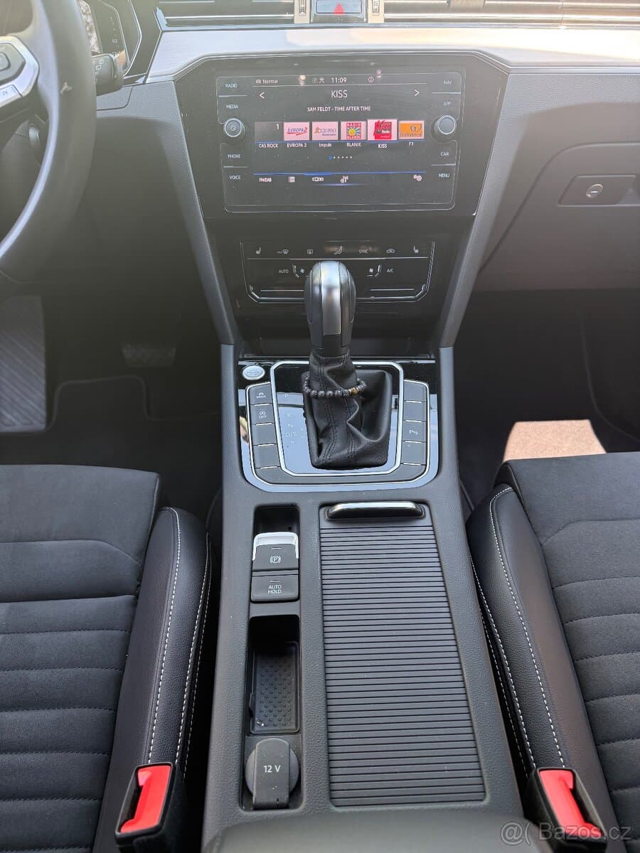 2023 Volkswagen PASSAT - 9