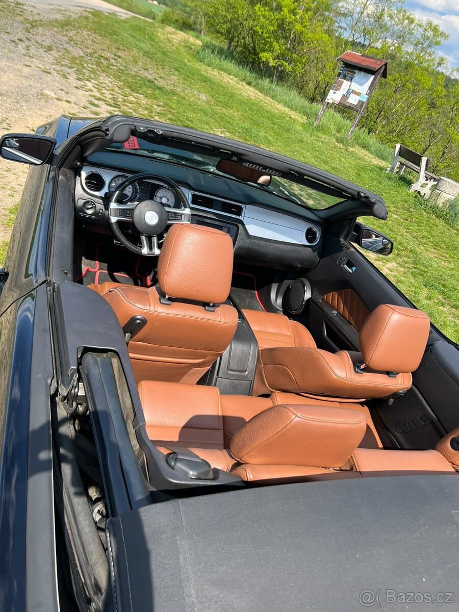 2012 Ford MUSTANG - 9