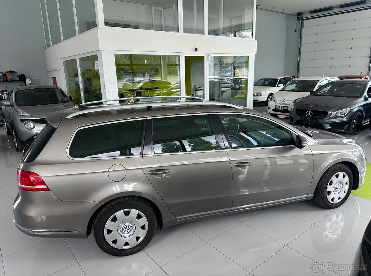 2011 Volkswagen PASSAT - 9