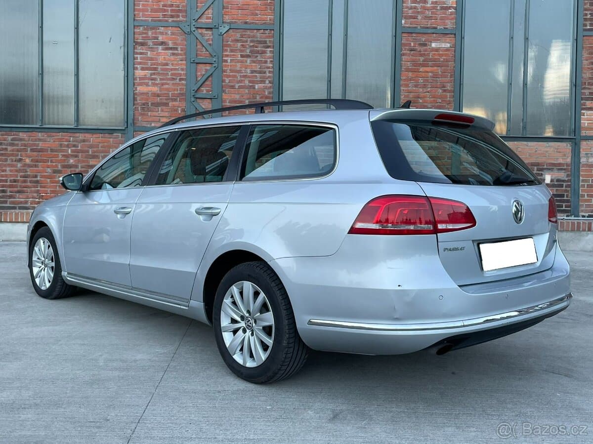 2011 Volkswagen PASSAT - 9