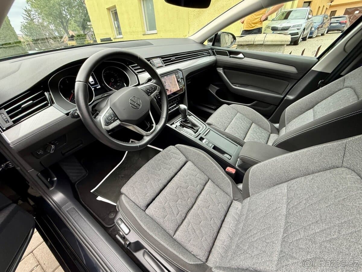 2023 Volkswagen PASSAT - 9