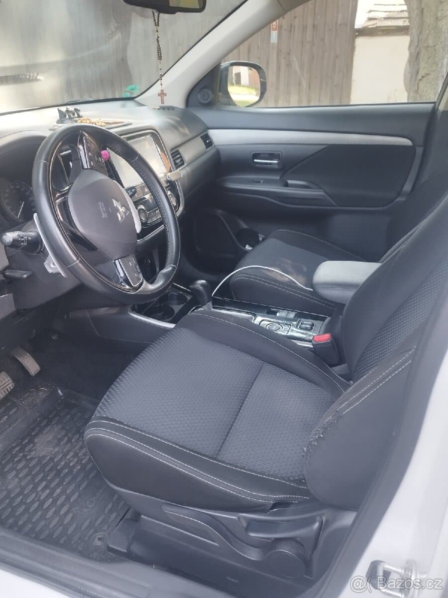 2017 Mitsubishi OUTLANDER - 9