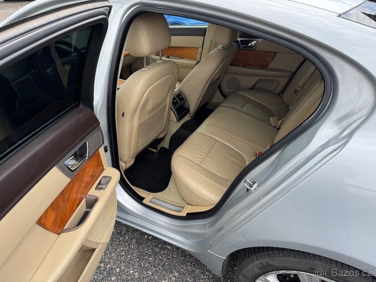 2009 Jaguar XF - 9