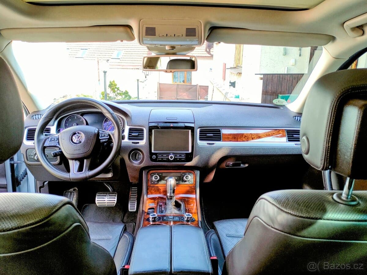 2011 Volkswagen TOUAREG - 9