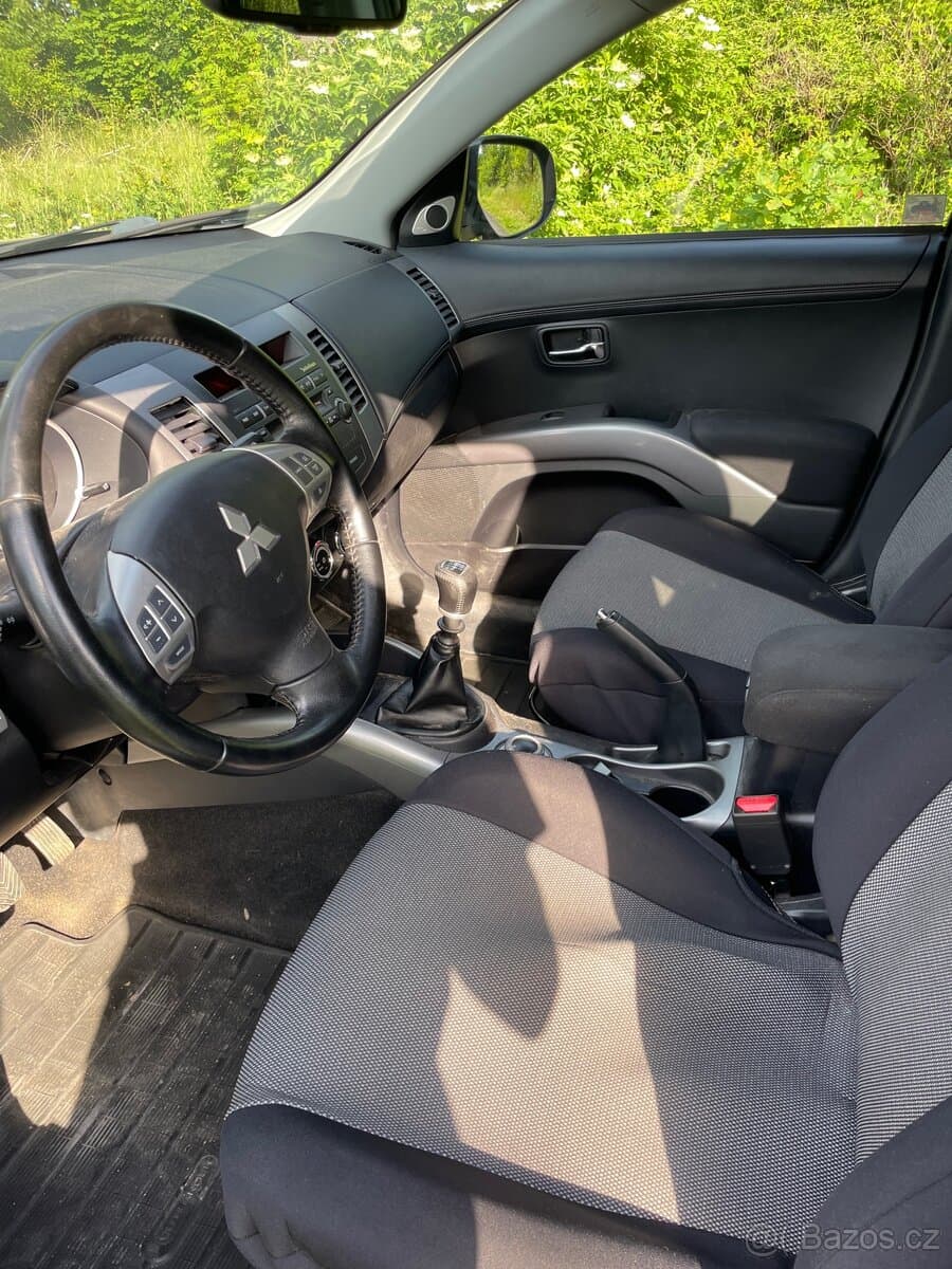 2012 Mitsubishi OUTLANDER - 9
