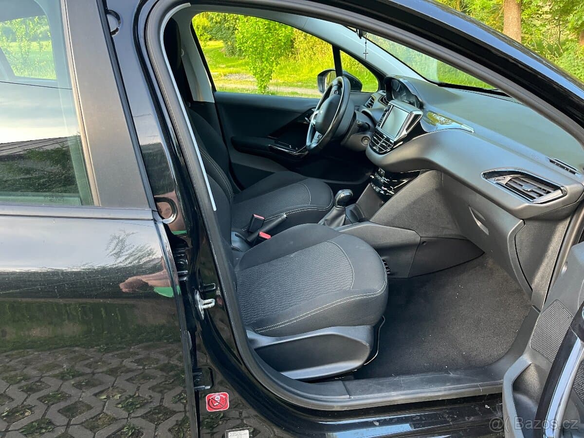 2017 Peugeot 208 - 9