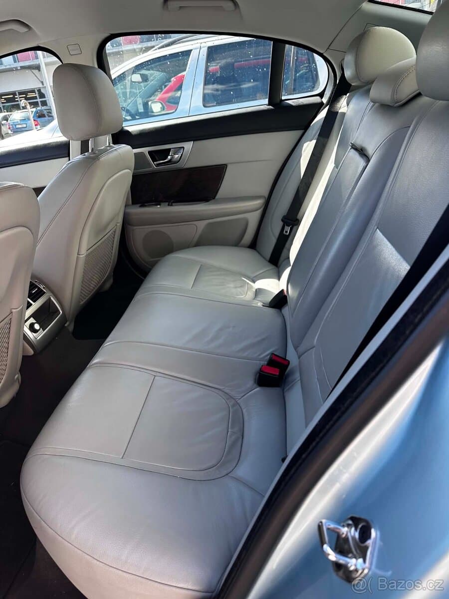 2012 Jaguar XF - 9