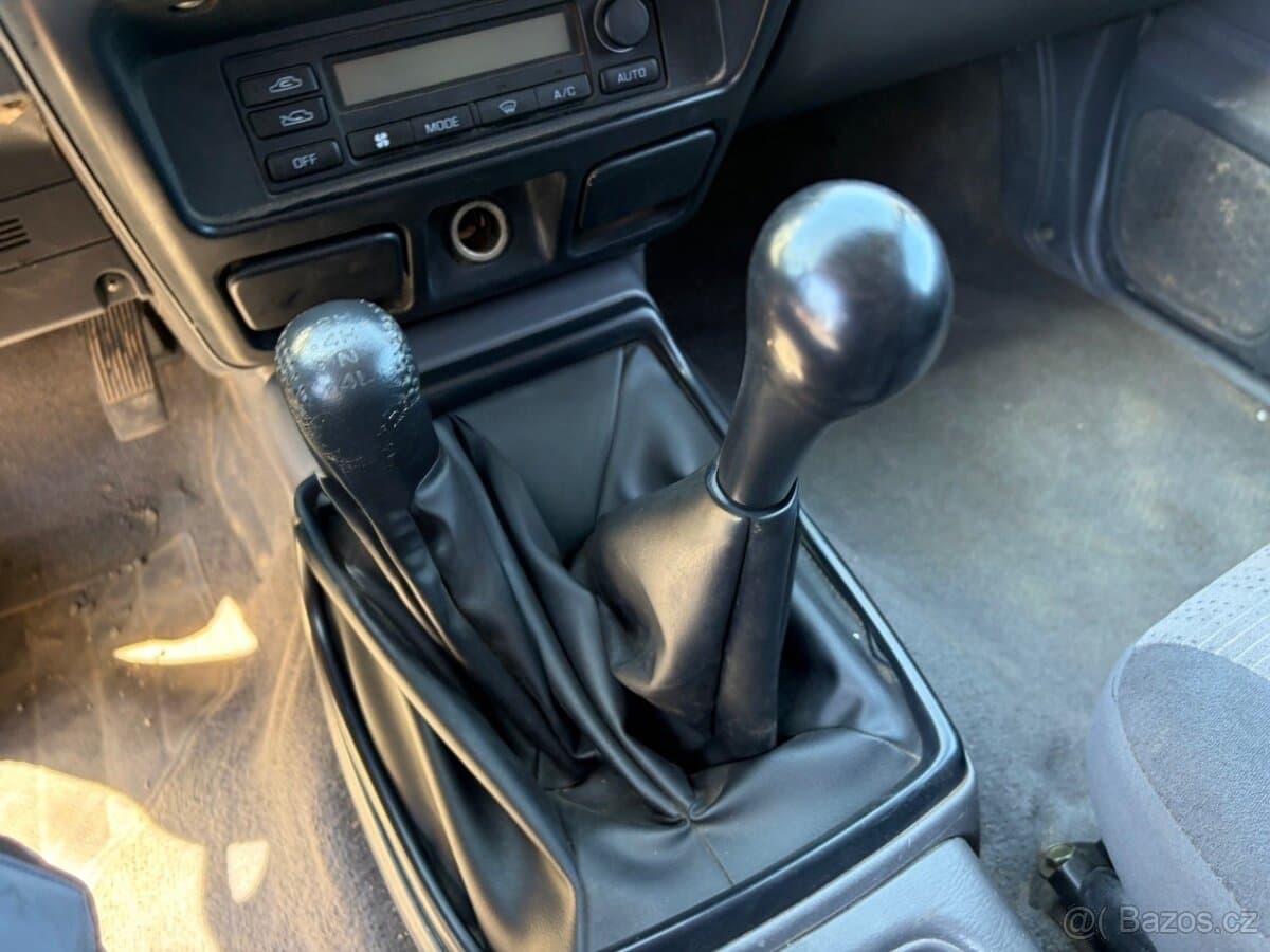 2003 Nissan NAVARA - 9