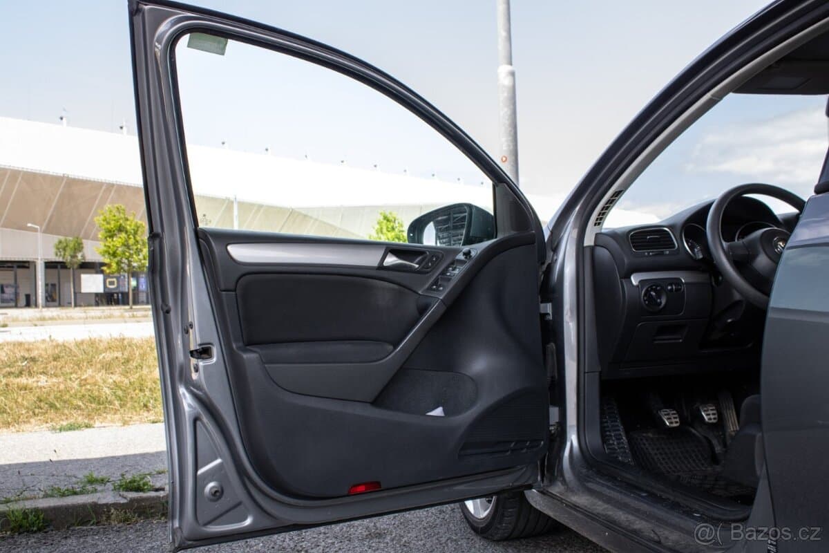 2010 Volkswagen GOLF - 9